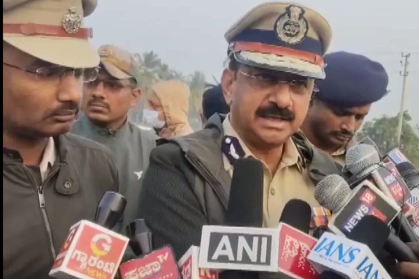 அதிகாலையில் பேருந்து மீது லாரி மோதி விபத்து - 20 பேர் உயிரிழப்பு; பலர் படுகாயம் | Around 20 Dies In Karnataka Omni Bus Accident