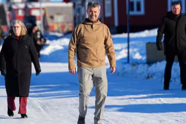 ட்ரம்பின் மிரட்டலுக்கு மத்தியில் கிரீன்லாந்து பயணமான மன்னர் | Denmark King Travels To Greenland