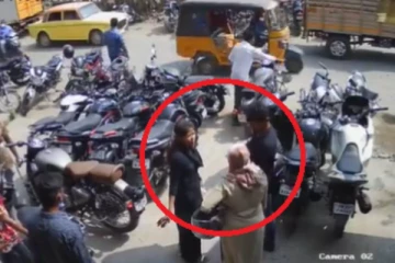 புல்லட் பைக்கை நூதன முறையில் திருடிய காதல் ஜோடி