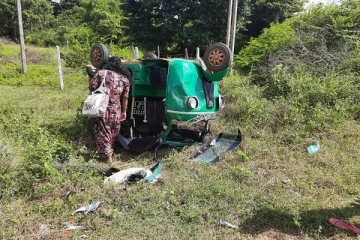 வவுனியா - புளியங்குளத்தில் விபத்து : மூவர் காயம் (Photos)