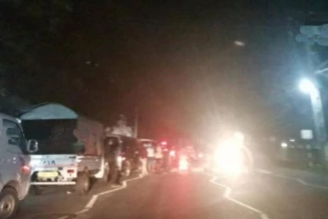 திருகோணமலையில் நீண்ட வரிசையில் காத்திருக்கும் சாரதிகள்