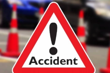 සීඝ්‍රගාමී දුම්රියක ත්‍රීරෝද රථයක් ගැටෙයි.