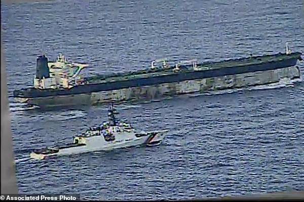 வெனிசுலாவில் இருந்து தப்பிய எண்ணெய் கப்பல்கள்: வேட்டையாடத் தொடங்கிய அமெரிக்க கடற்படை | Us Navy Chasing Oil Tankers