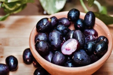 இந்த பழத்தை இப்படி மட்டும் சாப்பிட்டு பாருங்க - சுகர் சர்ருன்னு குறையும்!