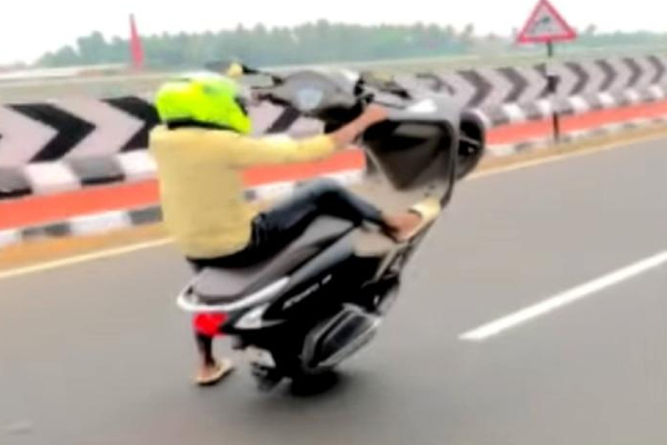 யாழில் வீதியில் சாகசம் காட்டியவருக்கு நேர்ந்த கதி | The Fate Of The Adventurer On The Road In Yali