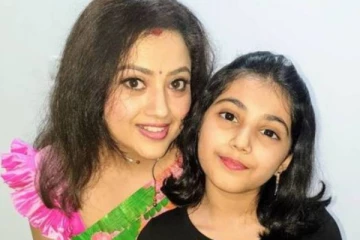 நடிகை மீனாவை சிறு வயதில் பார்த்துள்ளீர்களா.. இந்த புகைப்படத்தை பார்த்தா நீங்களே ஷாக் ஆகிடுவீங்
