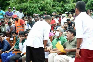 சபை நாகரீகம் மறந்து  ஹரின்- பொன்சேகா பகிரங்க சண்டை
