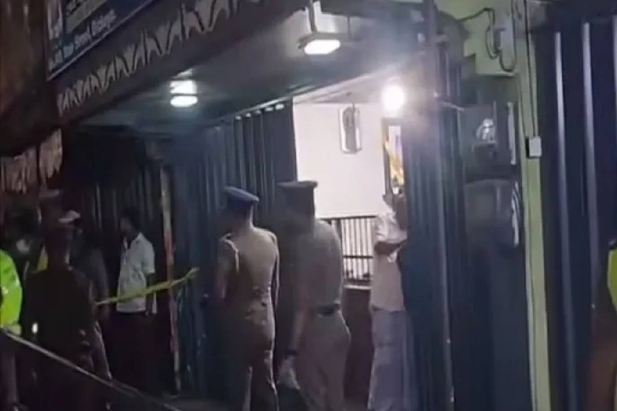 ஹட்டனில் வெட்டு காயங்களுடன் வயோதிப தம்பதியின் சடலங்கள் மீட்பு - பொலிஸார் விசாரணை | Elder Couple Bodies Recovered From Shopping Mall ஹட்டனில் வெட்டு காயங்களுடன் வயோதிப தம்பதியின் சடலங்கள் மீட்பு - பொலிஸார் விசாரணை | Elder Couple Bodies Recovered From Shopping Mall
