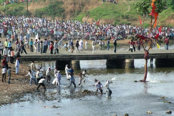 Gotmar stone pelting festival madhya pradesh