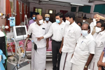 கொரோனா தடுப்பூசி செலுத்துவதை நேரில் ஆய்வு செய்த பள்ளிக்கல்வித்துறை அமைச்சர் அன்பில் மகேஷ்..!