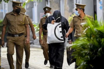 பிரபல பாடசாலையில் விடுதியில் ஆசிரியருடன் வசமாக சிக்கிய மூவர்