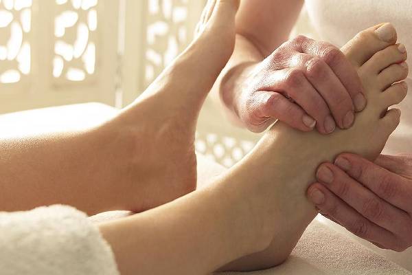 Foot Massge: வெறும் 5 நிமிடம் பாதங்களை மசாஜ் செய்து பாருங்க... இந்த பிரச்சினைகள் கிட்டவே வராது! | Foot Massage Benefits In Tamil