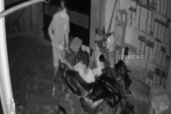 யாழில் வீடொன்றிற்குள் புகுந்து பெற்றோலை திருடிய இருவர்! (Photos) | Two People Broke Into A House Jaffna Petrol Theft