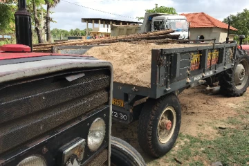 பளையில் சட்டவிரோத மண் அகழ்வு: மூவர் கைது (Photo)