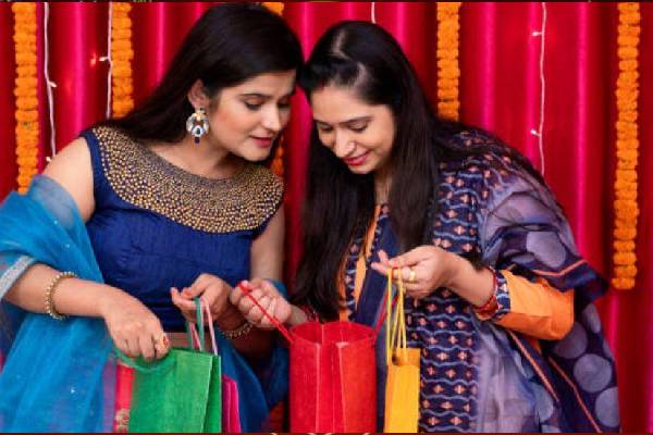 தீபாவளி 2025: செல்வ செழிப்பு அதிகரிக்க எந்த ராசியினர் எந்த நிறத்தில் ஆடை அணியணும்? | Diwali 2025 What Colour You Should Wear