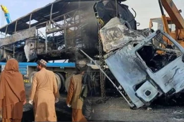 வெளிநாடொன்றில் கோர விபத்து : 21 பேர் பலி - பலர் படுகாயம்