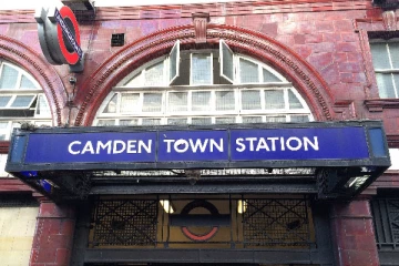 லண்டனில் பரபரப்பு! சுரங்க ரயில் நிலைய வாசலில் ஒருவர் தீக்குளிப்பு!