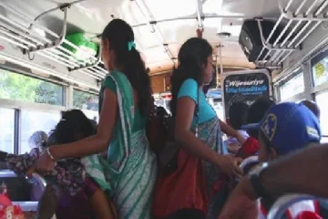 கொழும்பு நோக்கி பயணித்த பேருந்தில் மிக மோசமாக நடந்துகொண்ட பெண்கள்! சிக்கிய காட்சி