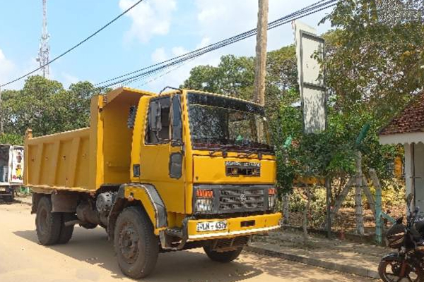 2 கோடிக்கும் அதிகமான பீடி இலைகள் கடத்தல்: தப்பியோட்டிய சந்தேக நபர்கள் | 2 Crore Beedi Leaves Recovered Suspects Escape