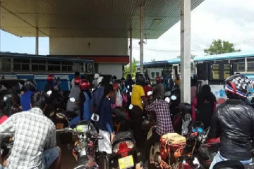 ஓமந்தை எரிபொருள் நிலையத்திற்கருகில் வாள்களுடன் மூவர் கைது