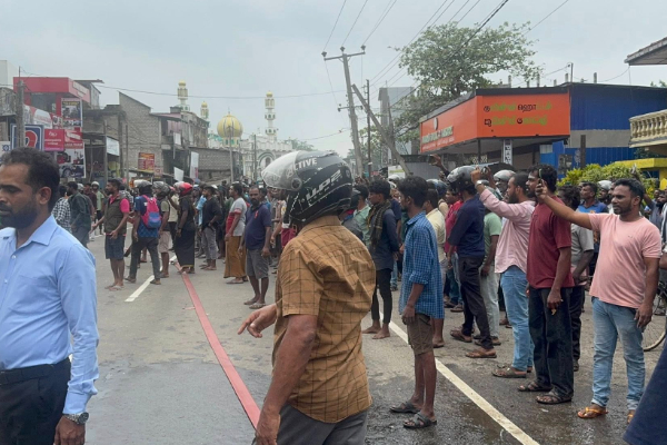 தமிழர் பகுதியில் பற்றி எரியும் க்ஷோ ரூம் | Massive Fire Vavuniya Singer Showroom