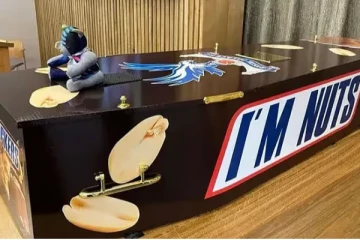 Snickers சொக்லட் தீம் சவப்பெட்டியில் அடக்கம் செய்யப்பட்ட நபர் ; நண்பர்கள் சொன்ன நெகிழ்ச்சி காரணம்