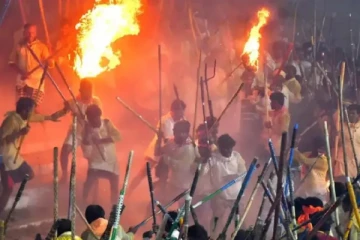 இரவில் கிராம மக்கள் தடியடி; 70 பேர் மண்டை உடைந்து படுகாயம் - திடுக் வீடியோ?