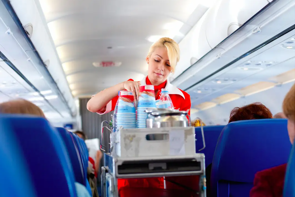 அமெரிக்க விமானத்தில் குழந்தையின் உணவை பறித்த பணிப்பெண் | Flight Attendant Steals Kids S Food On Us Airlines