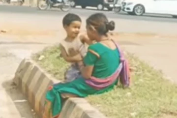 வீதியில் தாய்....இந்த குட்டிக் குழந்தையின் சந்தோசத்தைப் பாருங்க! மனதை உருக வைத்த காட்சி