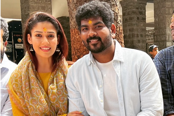 சிங்கிள் பசங்களை வெறுப்பேத்துரீங்களா.. நயன்தாரா - விக்னேஷ் சிவன் சாப்பிடும்போதும் ரொமான்ஸ்! வைரல் வீடியோ | Vignesh Sivan Feeds Nayanthara In Hotel Video