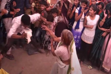 நாகினியாக மாறி பேரனுடன் ஆட்டம் போட்ட பாட்டி - மில்லியன் பார்வையாளர்களை சிரிக்க வைத்த ட்ரெண்டிங் வீடியோ