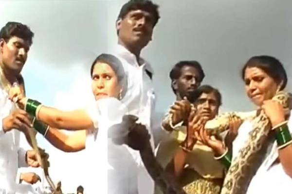 மாலைகளுக்கு பதில் மலைப்பாம்புகளை மாற்றிக்கொண்ட மணமக்கள்; வைரலாகும் புகைப்படம் | Brides Changing Mountain Snakes Goes Viral