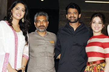 'நாட்டை ஆளும் மகாராஜாவிற்கு இணையானவர் பிரபாஸ்' - பிரபல 33 வயது நடிகை புகழாரம்