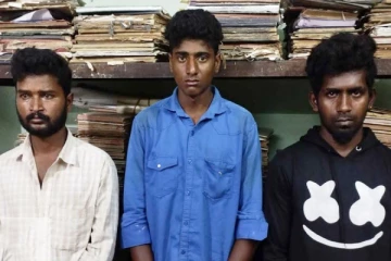 விபரீத விளையாட்டு...பாம்பை வாயால் கடித்து துப்பிய 3 இளைஞர்கள் கைது