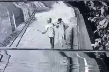 ඔබත් පරිස්සමෙන්... කාන්තාවන් බියගන්වා කොල්ල කන කල්ලියක් සමාජයේ.. අද සිදු වූ දේ.. (CCTV VIDEO)