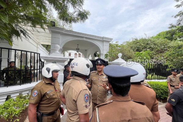 பிரதமர் காரியாலயத்துக்கு முன்பாக பதற்றம் | Tension In Front Of The Prime Minister S Office