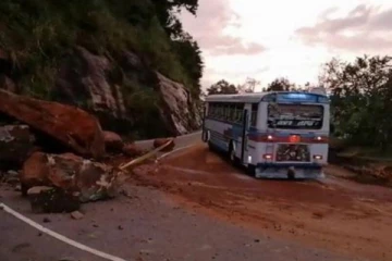 18 நாட்களுக்குப் பின் திறக்கப்பட்ட நாவலப்பிட்டி – கண்டி வீதி