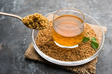 வெறும் வயிற்றில் வெந்தயம் ஊற வைத்த நீரை குடிப்பதால் கிடைக்கும் அற்புத பலன்கள் என்ன தெரியுமா?