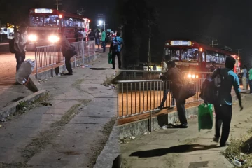 கிளிநொச்சியில் சிரமத்தை எதிர்கொள்ளும் பயணிகள்