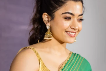 சேலையில் செம கியூட் ராஷ்மிகா