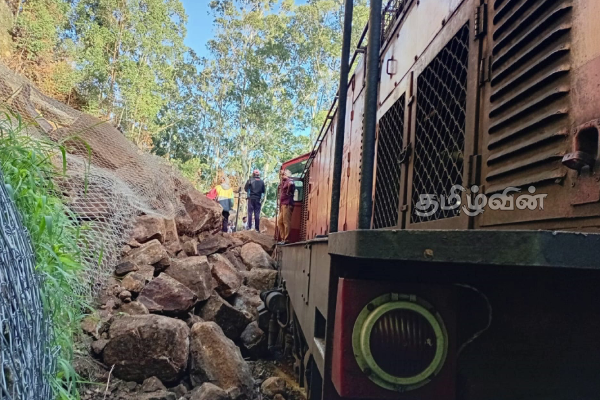 மண்சரிவு காரணமாக மலையக தொடருந்து சேவைகள் பாதிப்பு | Hill Train Services Affected Due To Landslide