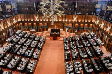 තවත් මන්ත‍්‍රීවරු පිරිසක් ආණ්ඩුවෙන් ඉවත් වෙයි..ආණ්ඩුවට රතු එළියක්..(LIVE)