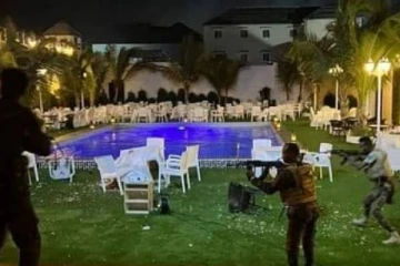 ஹொட்டலுக்குள் ஆயுதங்களுடன் நுழைந்த பயங்கரவாதிகள்... அரை நாள் நீண்ட முற்றுகை: பலர் மரணம்