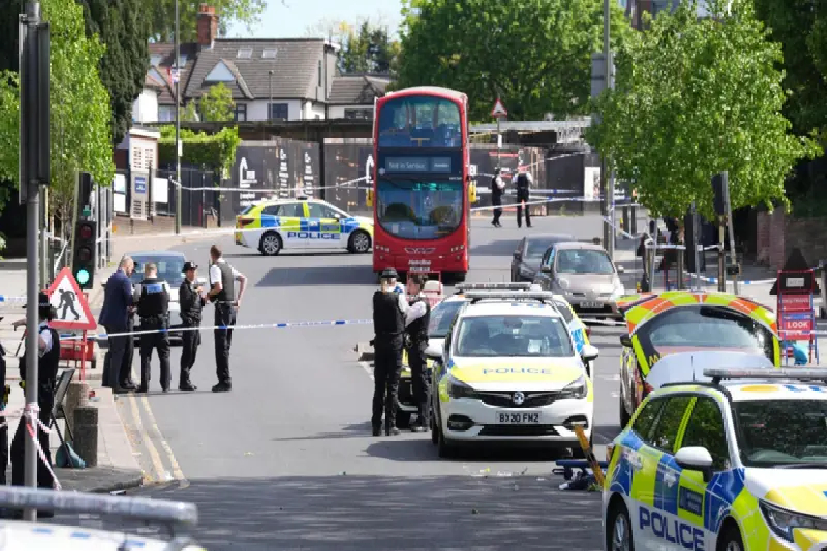 வடக்கு லண்டனில் பட்டப்பகலில் பயங்கரம் : இஸ்ரேலியர்கள் மீது கத்திக்குத்து தாக்குதல் | Two Jewish Men Stabbed In North London
