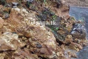 මාර්ගයකට පස් කන්දක් කඩා වැටෙයි - වාහන ගමනාගමනයටත් බාධා..