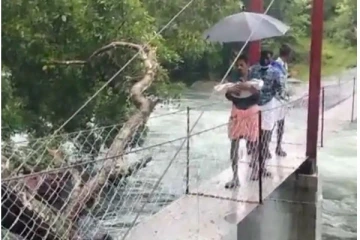 கொட்டும் மழையில் 4 மாத குழந்தையின் சடலத்துடன் தந்தை! கண்கலங்க வைக்கும் புகைப்படம்