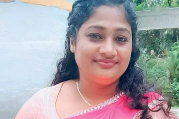 லொறியின் பின்பகுதியில் மோட்டார் சைக்கிள் மோதியதில் பெண்ணிற்கு நேர்ந்த சோகம்