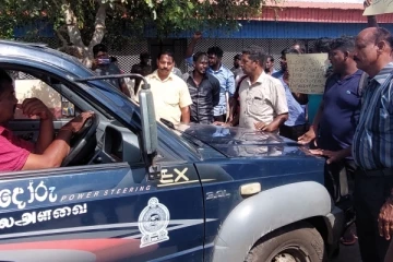 யாழில் காணி பிடிக்க ரகசியமாக நுழைந்த அதிகாரிகள்; மோப்பம் பிடித்த பொது மக்களால் திரும்பிச்சென்றனர்!