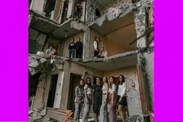 உக்ரைனில் குண்டுவீச்சால் சேதமடைந்த கட்டிடத்தில் புகைப்படம் எடுத்த மாணவ மாணவிகள்