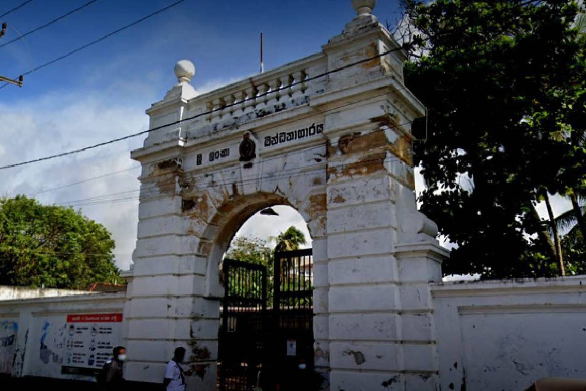 காலி சிறைச்சாலைக்குள் மர்ம நபர்கள் வீசிய பொதி! தீவிர விசாரணையில் பொலிஸார் | A Parcel Was Thrown At Prisoners At Galle Prison